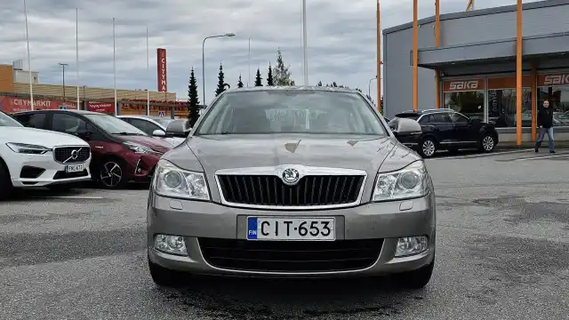 Beige Viistoperä, Skoda Octavia – CIT-653