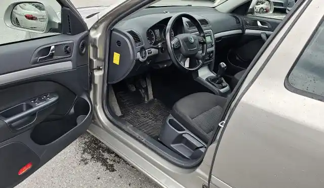 Beige Viistoperä, Skoda Octavia – CIT-653