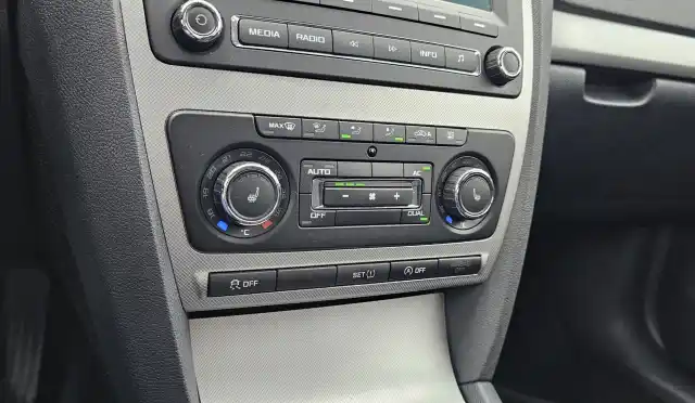 Beige Viistoperä, Skoda Octavia – CIT-653