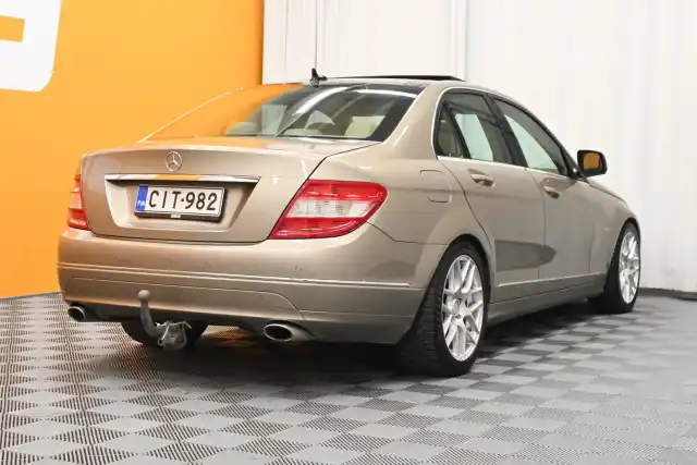 Beige Sedan, Mercedes-Benz C – CIT-982