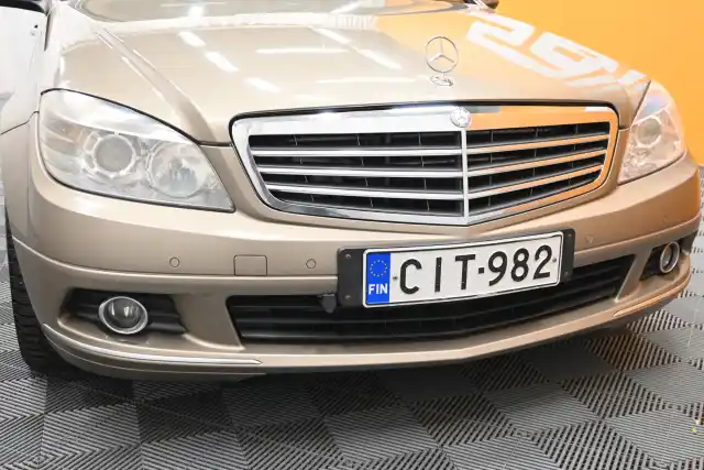 Beige Sedan, Mercedes-Benz C – CIT-982