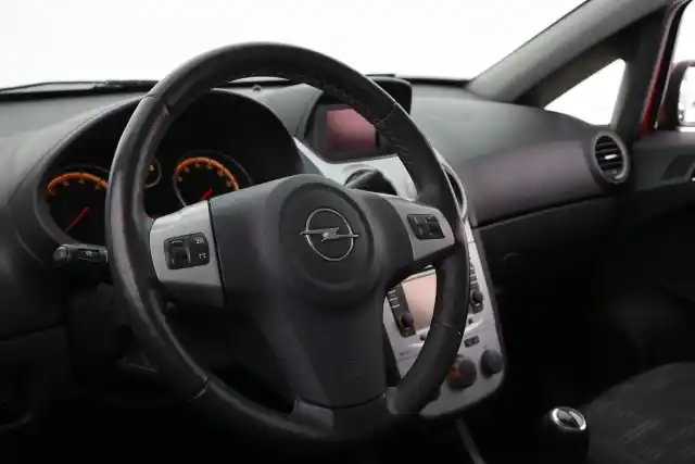 Punainen Viistoperä, Opel Corsa – CIV-142