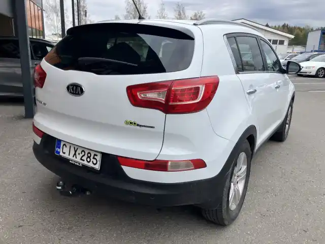 Valkoinen Maastoauto, Kia Sportage – CIX-285
