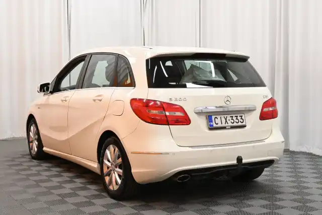 Valkoinen Tila-auto, Mercedes-Benz B – CIX-333