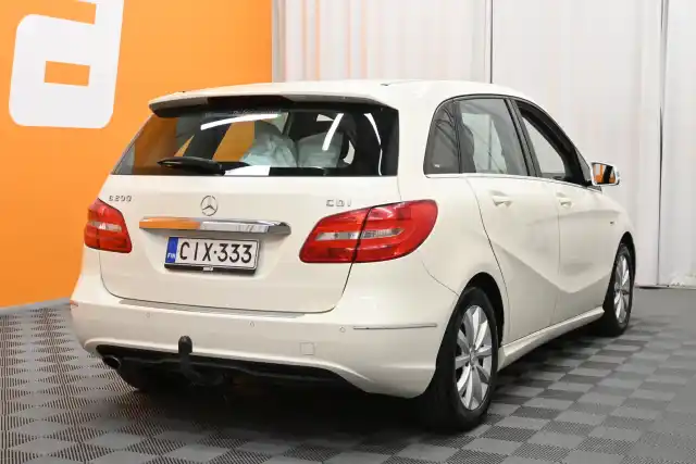 Valkoinen Tila-auto, Mercedes-Benz B – CIX-333