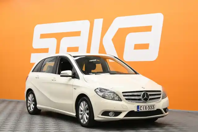 Valkoinen Tila-auto, Mercedes-Benz B – CIX-333