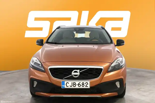 Oranssi Viistoperä, Volvo V40 Cross Country – CJB-682