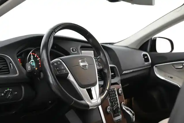 Oranssi Viistoperä, Volvo V40 Cross Country – CJB-682