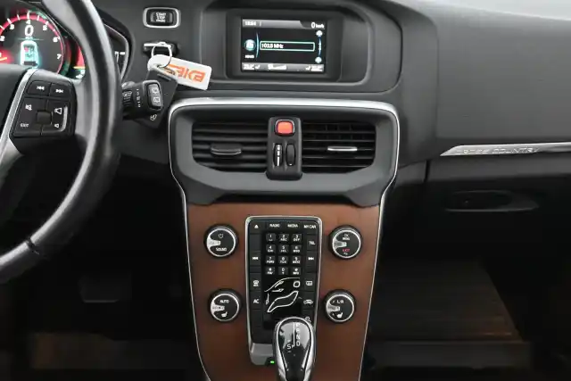 Oranssi Viistoperä, Volvo V40 Cross Country – CJB-682