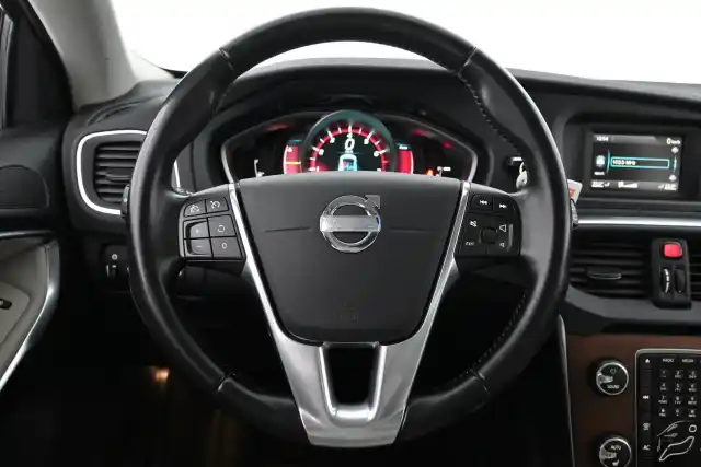 Oranssi Viistoperä, Volvo V40 Cross Country – CJB-682