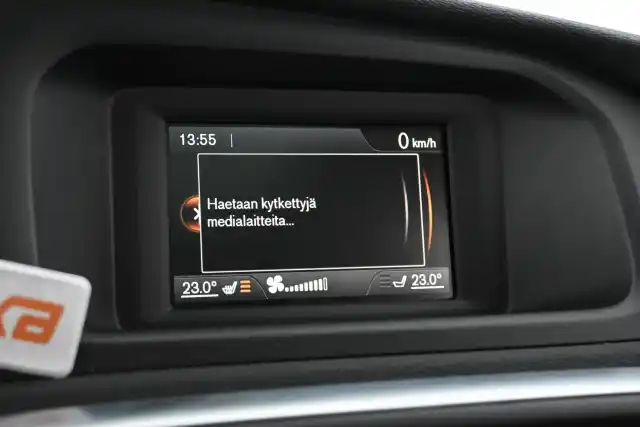 Oranssi Viistoperä, Volvo V40 Cross Country – CJB-682