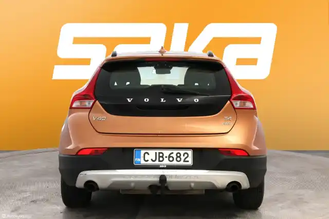 Oranssi Viistoperä, Volvo V40 Cross Country – CJB-682