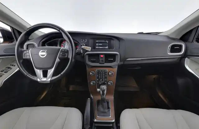 Oranssi Viistoperä, Volvo V40 Cross Country – CJB-682