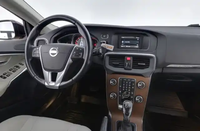 Oranssi Viistoperä, Volvo V40 Cross Country – CJB-682