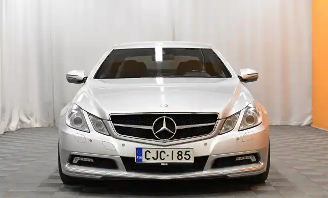 Harmaa Coupe, Mercedes-Benz E – CJC-185