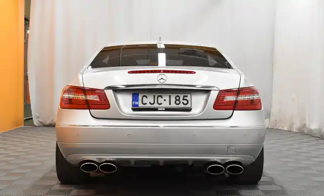 Harmaa Coupe, Mercedes-Benz E – CJC-185