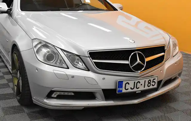 Harmaa Coupe, Mercedes-Benz E – CJC-185