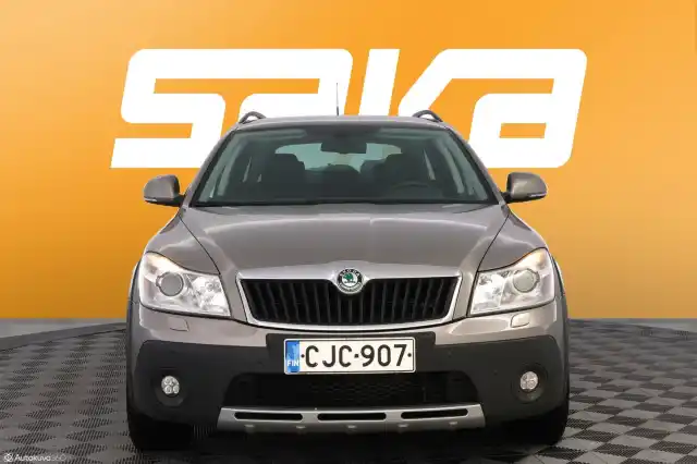 Ruskea Farmari, Skoda Octavia – CJC-907