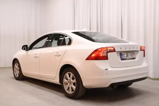 Valkoinen Sedan, Volvo S60 – CJE-107