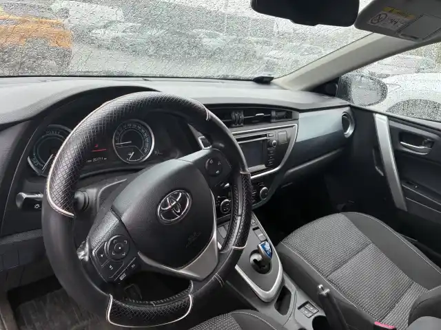 Musta Viistoperä, Toyota Auris – CJE-406