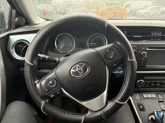 Musta Viistoperä, Toyota Auris – CJE-406