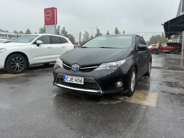 Musta Viistoperä, Toyota Auris – CJE-406