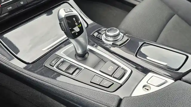 Valkoinen Sedan, BMW 520 – CJE-725