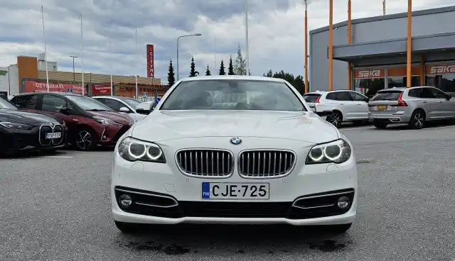 Valkoinen Sedan, BMW 520 – CJE-725