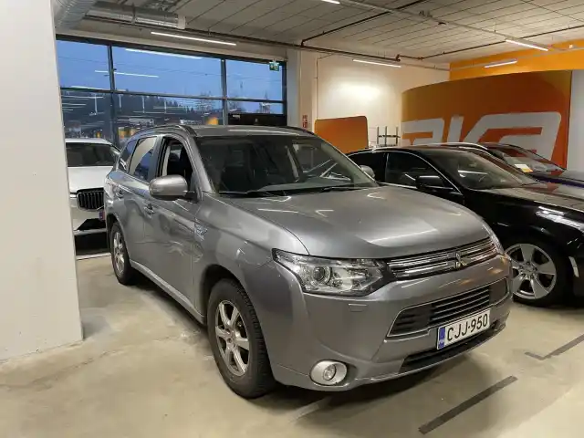 Harmaa Farmari, Mitsubishi Outlander PHEV – CJJ-950