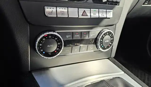 Harmaa Sedan, Mercedes-Benz C – CJK-364