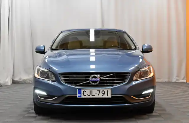 Sininen Sedan, Volvo S60 – CJL-791