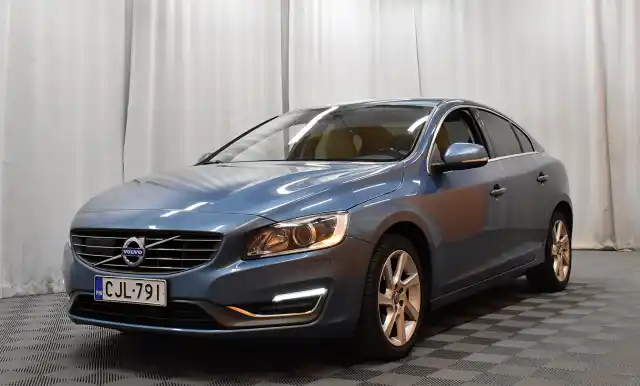 Sininen Sedan, Volvo S60 – CJL-791