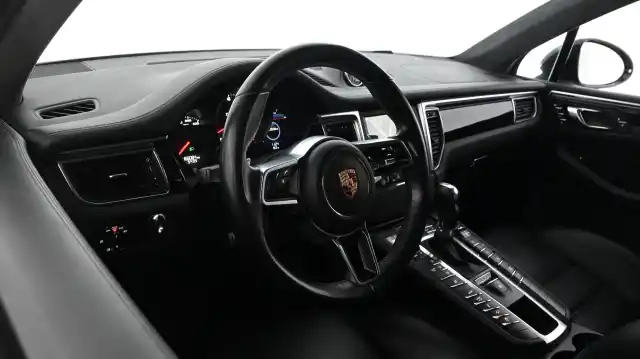 Musta Maastoauto, Porsche Macan – CJS-632