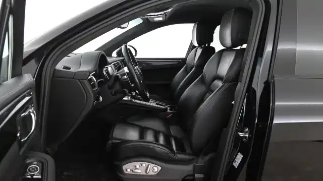 Musta Maastoauto, Porsche Macan – CJS-632