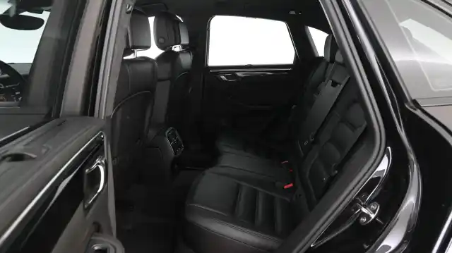 Musta Maastoauto, Porsche Macan – CJS-632