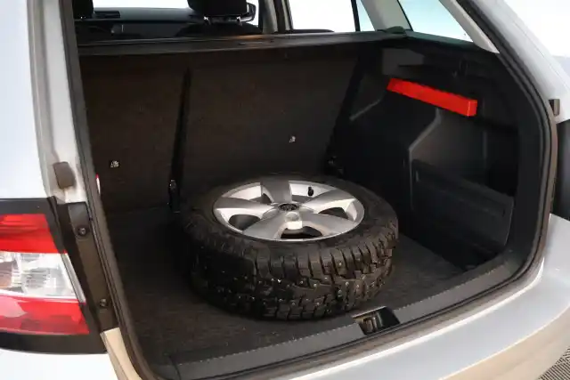 Harmaa Farmari, Skoda Fabia – CJT-788