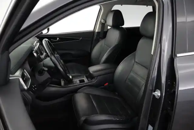 Harmaa Maastoauto, Kia Sorento – CJT-945