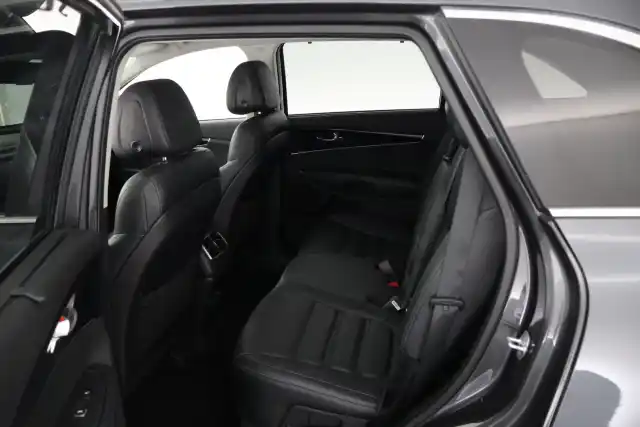 Harmaa Maastoauto, Kia Sorento – CJT-945
