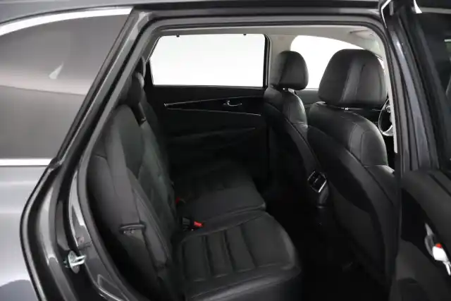 Harmaa Maastoauto, Kia Sorento – CJT-945