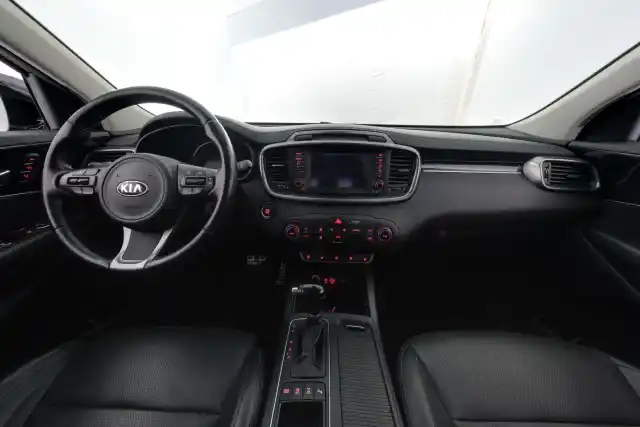 Harmaa Maastoauto, Kia Sorento – CJT-945