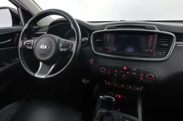 Harmaa Maastoauto, Kia Sorento – CJT-945