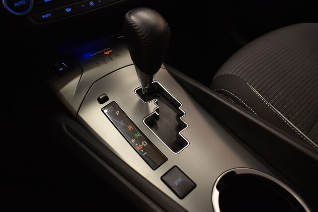 Beige Sedan, Toyota Avensis – CJU-115
