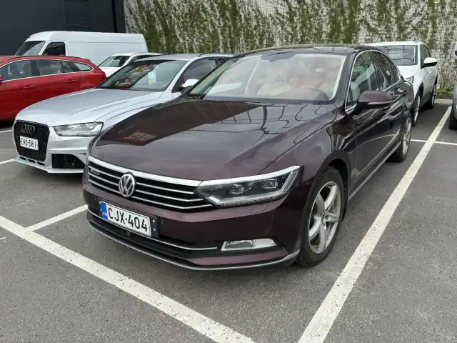 Punainen Sedan, Volkswagen Passat – CJX-404