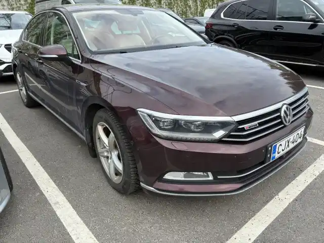 Punainen Sedan, Volkswagen Passat – CJX-404
