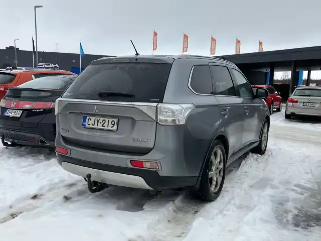 Harmaa Maastoauto, Mitsubishi Outlander – CJY-219