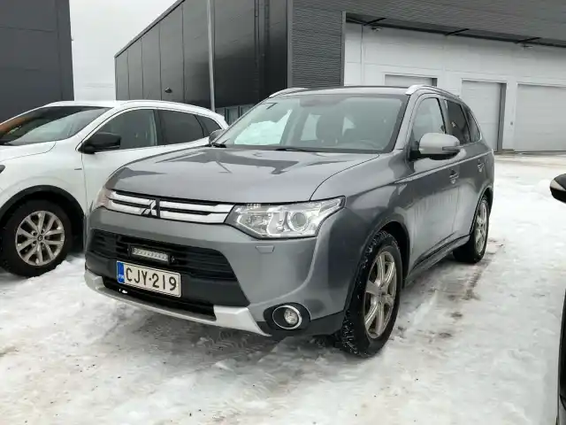 Harmaa Maastoauto, Mitsubishi Outlander – CJY-219