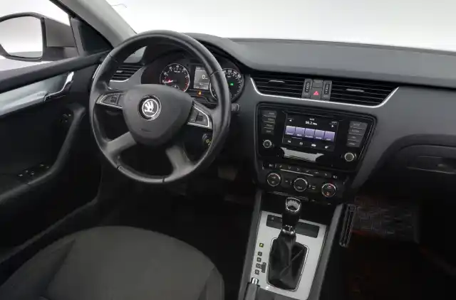 Beige Viistoperä, Skoda Octavia – CJZ-354