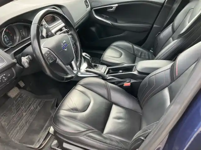 Sininen Viistoperä, Volvo V40 – CJZ-537