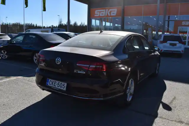 Punainen Sedan, Volkswagen Passat – CKE-505