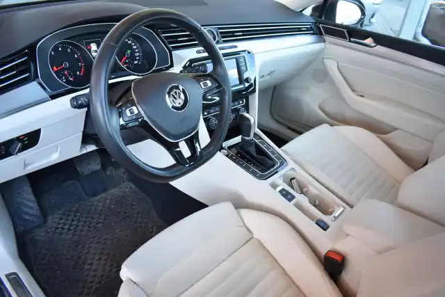 Punainen Sedan, Volkswagen Passat – CKE-505